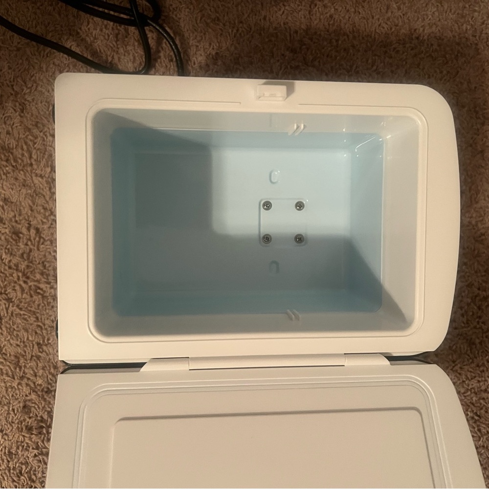 Makeup mini fridge - Picture 2 of 3